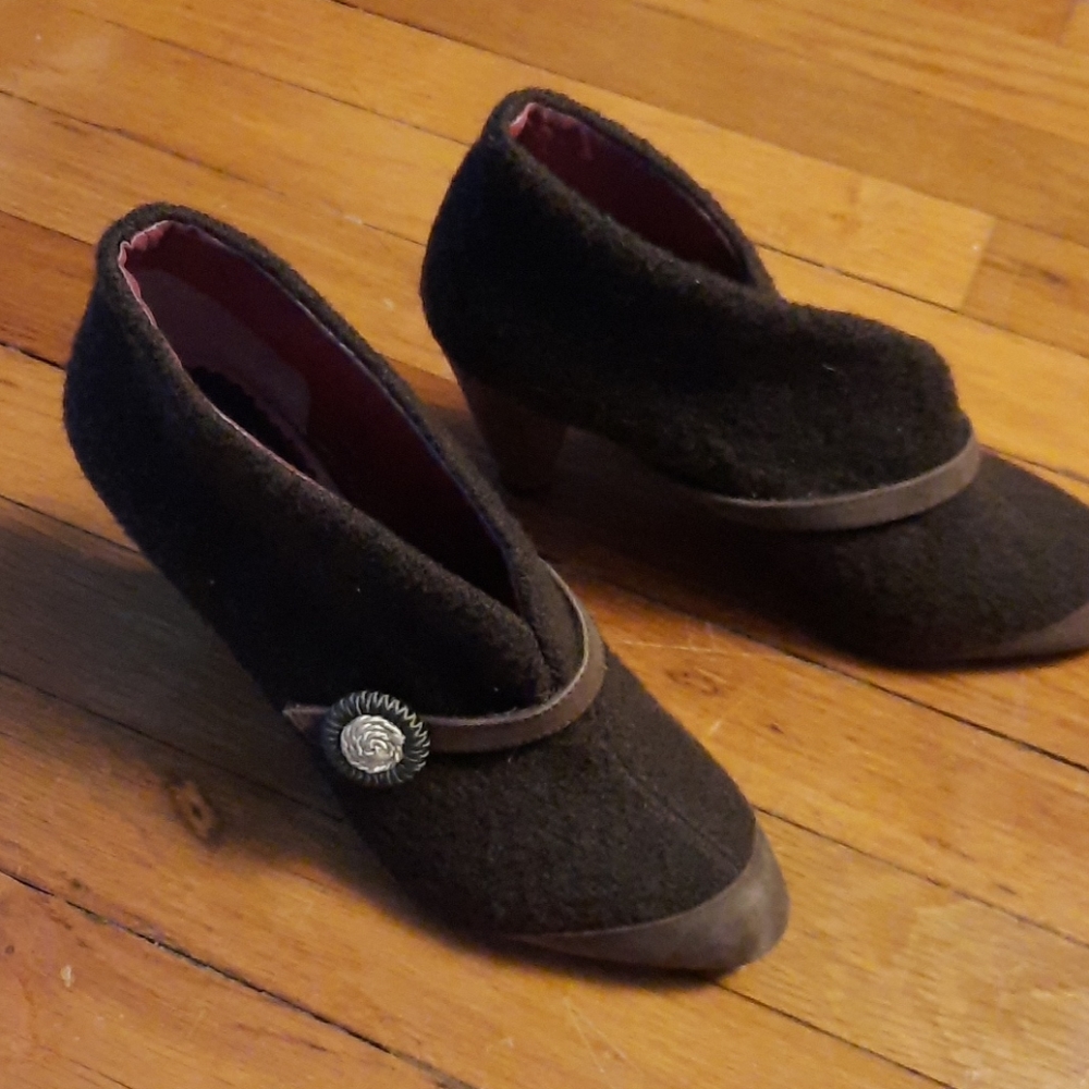 Poetic license envelope heel